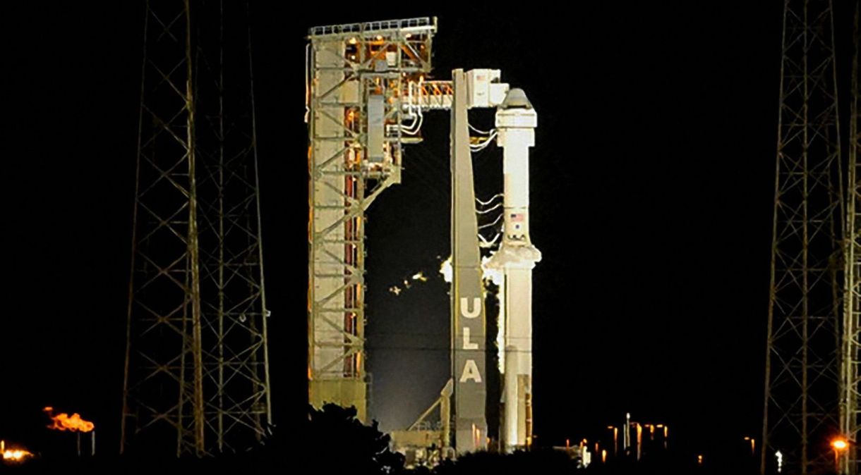 Foguete Atlas V transportando dois astronautas a bordo do Starliner-1 Crew Flight Test (CFT) da Boeing é mostrado após lançamento ter sido adiado por problemas técnicos, em Cabo Canaveral, Flórida, EUA