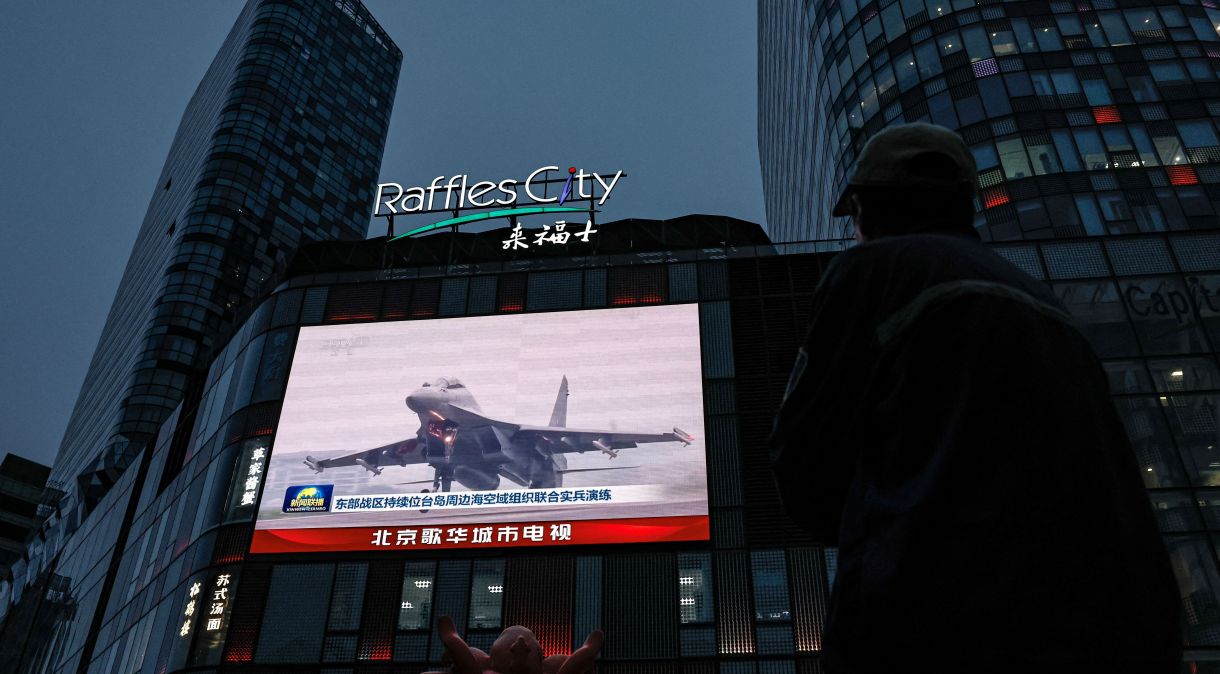 Telão em Pequim mostra imagem de exercício militar perto de Taiwan