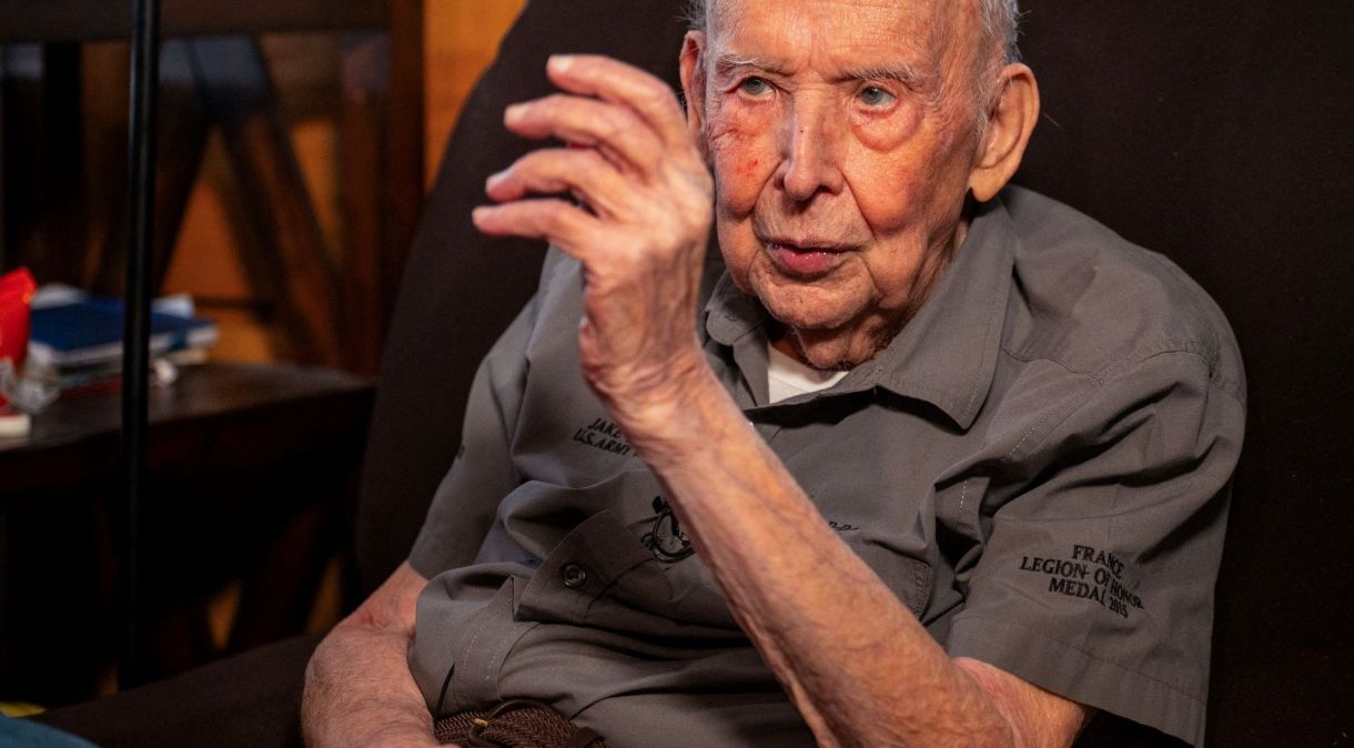 Jake Larson, um veterano de 101 anos da Segunda Guerra Mundial que participou do Dia D, dá entrevista à Reuters