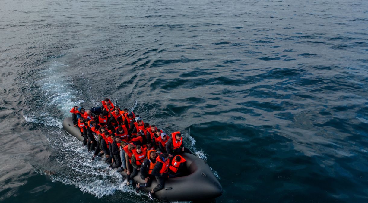 Bote inflável transporta imigrantes em direção à Inglaterra