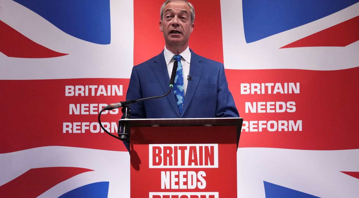 Político britânico Nigel Farage dá entrevista coletiva em Londres