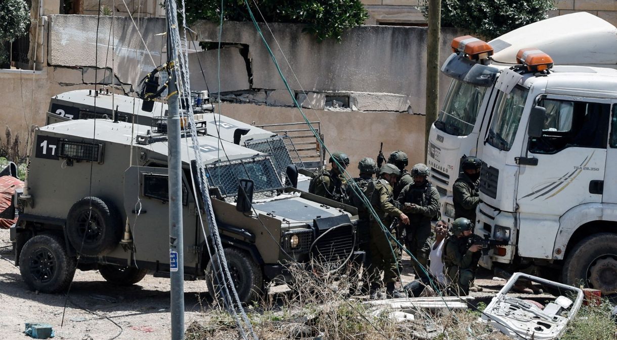 Soldados israelenses detém palestino na Cisjordânia ocupada