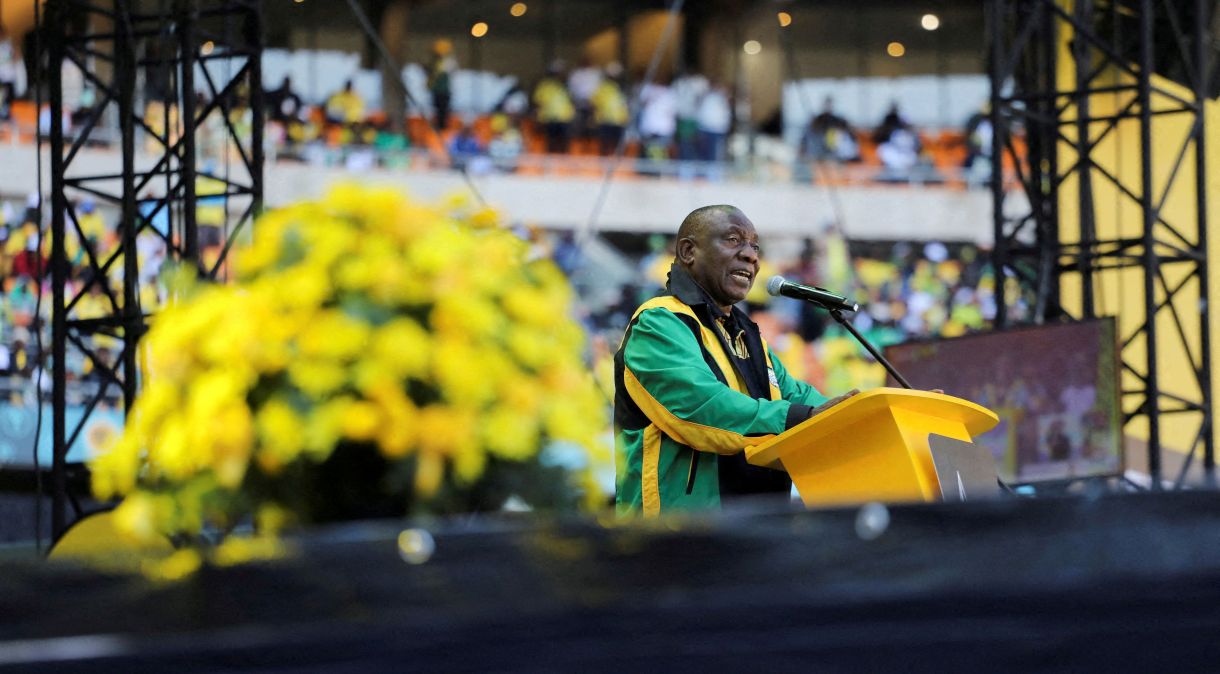 Líder do partido governista Congresso Nacional Africano e presidente da África do Sul, Cyril Ramaphosa, discursa em estádio em Johanesburgo