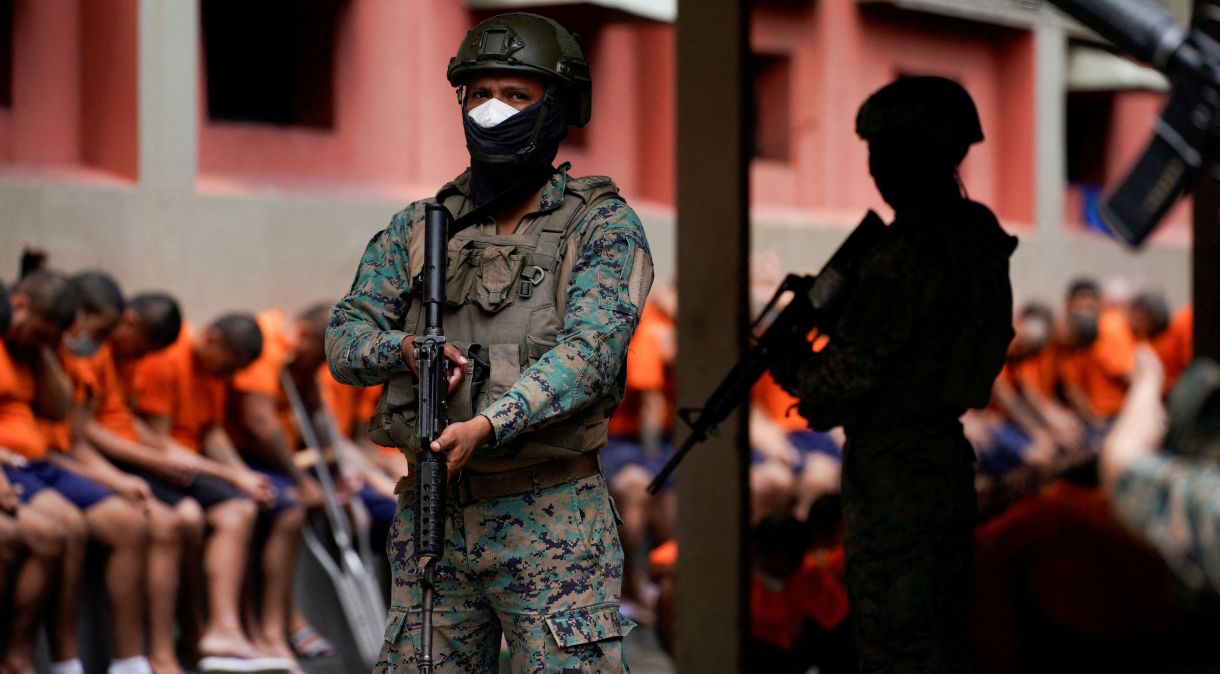 Soldados vigiam bloco de celas da prisão militarizada de Litoral, em Guayaquil, Equador