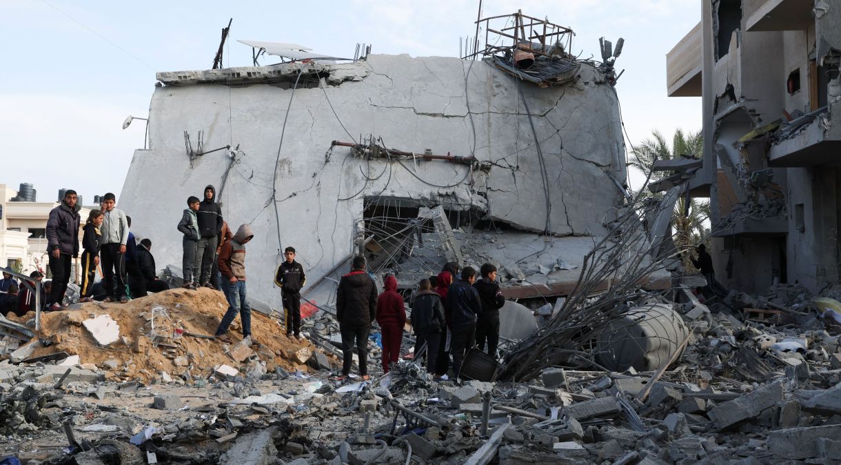 Casa atingida por ataque israelense em Rafah, sul de Gaza