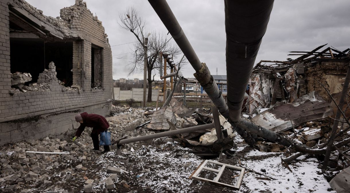 Destroços em local destruído perto de Avdiivka, na Ucrânia