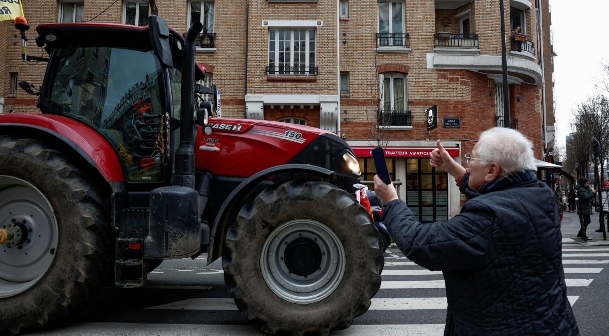 Trator bloqueia rua durante protesto em Paris, França