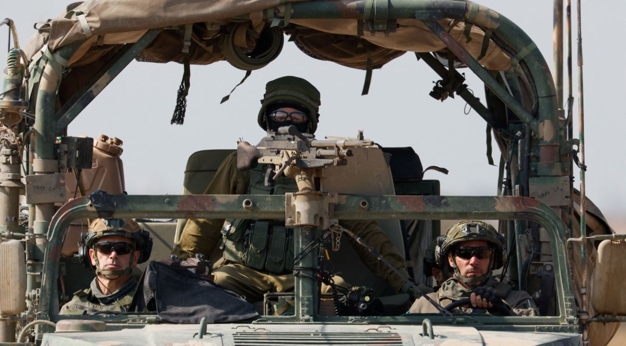Veículo militar na fronteira entre Israel e Gaza