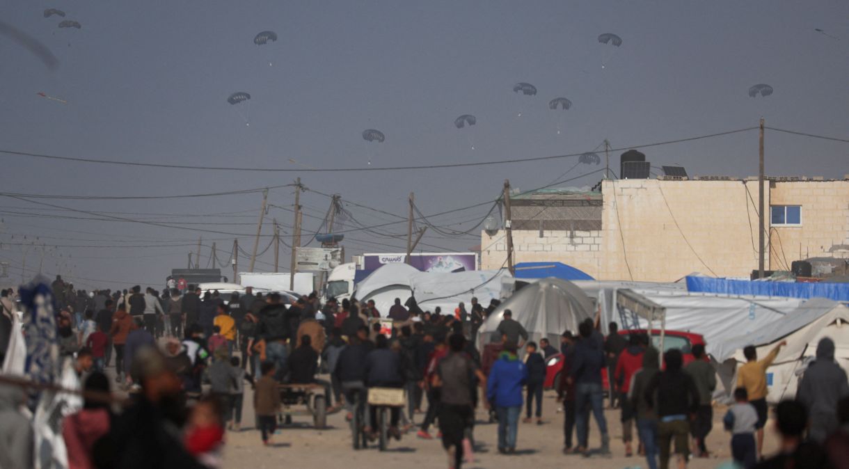 Ajuda humanitária é lançada pelo ar sobre Gaza