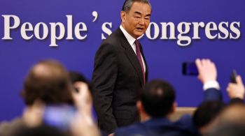 Ministro chinês criticou "sanções unilaterais" e afirmou que os intercâmbios só podem continuar com respeito 