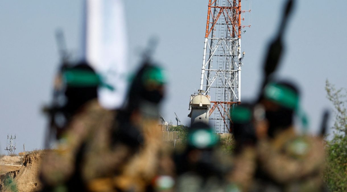 Desfile de combatentes do braço armado do Hamas na Faixa de Gaza