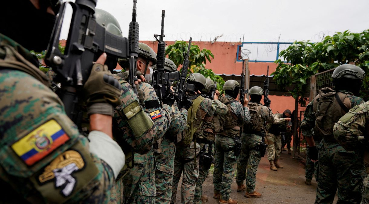 Soldados em prisão de Guayaquil, no Equador