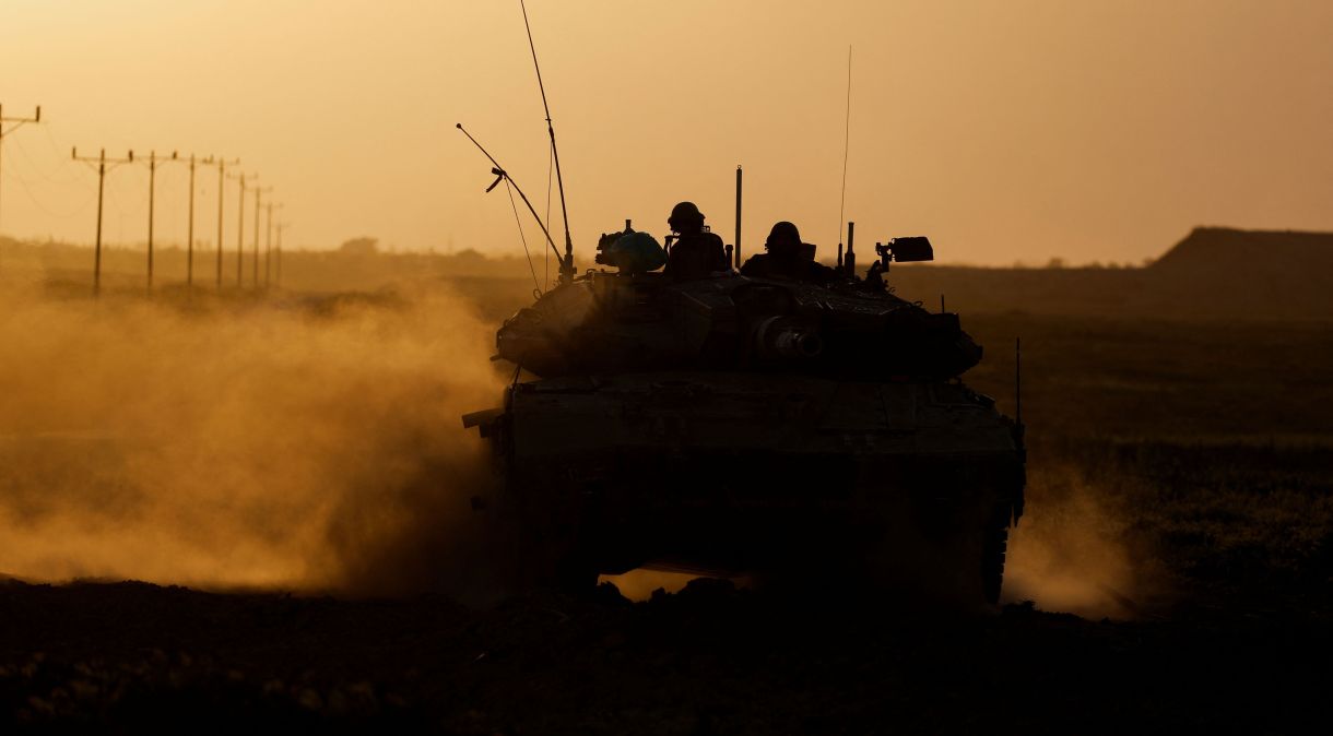 Tanque de guerra perto da fronteira Israel-Gaza no sul de Israel