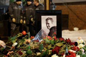Dmitry Safronov rezou várias vezes no túmulo de Navalny em Moscou e realizou um serviço religioso em 26 de março para marcar 40 dias desde a morte de Navalny em uma colônia penal do Ártico