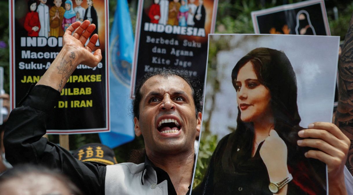 Protesto do lado de fora da embaixada do Irã em Jacarta, Indonésia, após a morte de Mahsa Amin