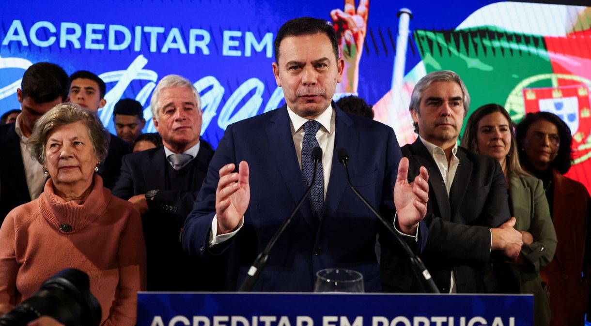 Luís Montenegro, o líder da Aliança Democrática (AD), discursa após eleição em Portugal