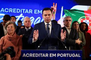 Posse acontece em meio a dúvidas de que o governo possa sobreviver além deste ano, enquanto enfrenta o Parlamento mais fragmentado em 50 anos de democracia portuguesa