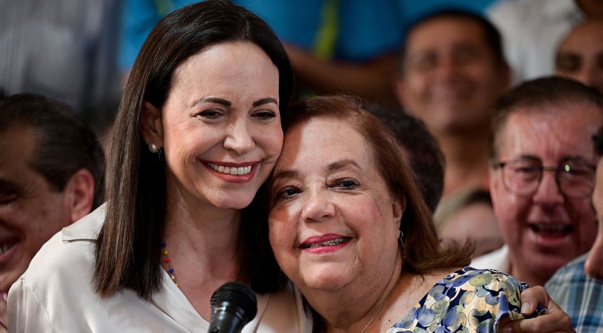 Líder da oposição venezuelana, María Corina Machado, abraça Corina Yoris, que tenta ser candidata presidencial em seu lugar