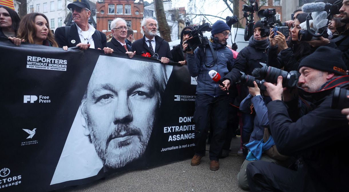Stella Assange, esposa do fundador do WikiLeaks, Julian Assange, juntamente com apoiadores, Julian Assange, iniciam passeata de protesto da Alta Corte até o gabinete do primeiro-ministro