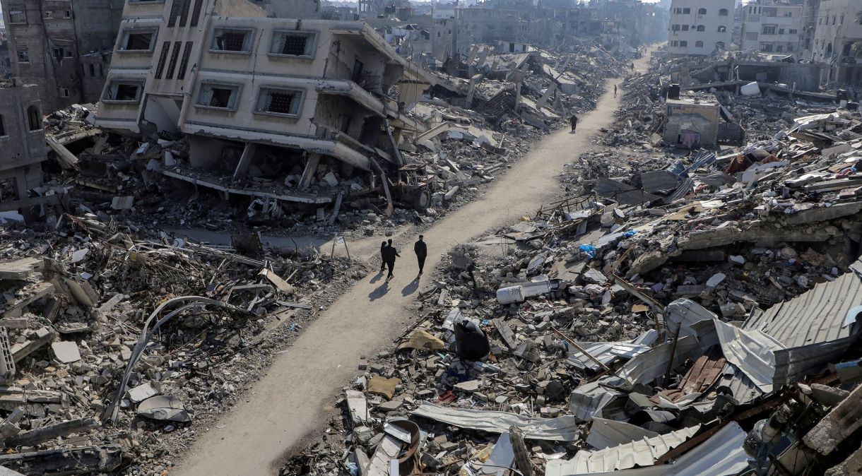 Palestinos caminham em região destruída no norte da Faixa de Gaza
