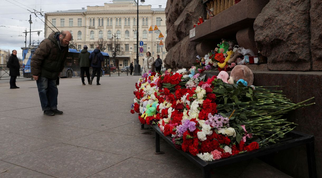 Memorial improvisado em São Petersburgo para as vítimas do ataque a tiros na sala de concertos Crocus City Hall, na região de Moscou, Rússia