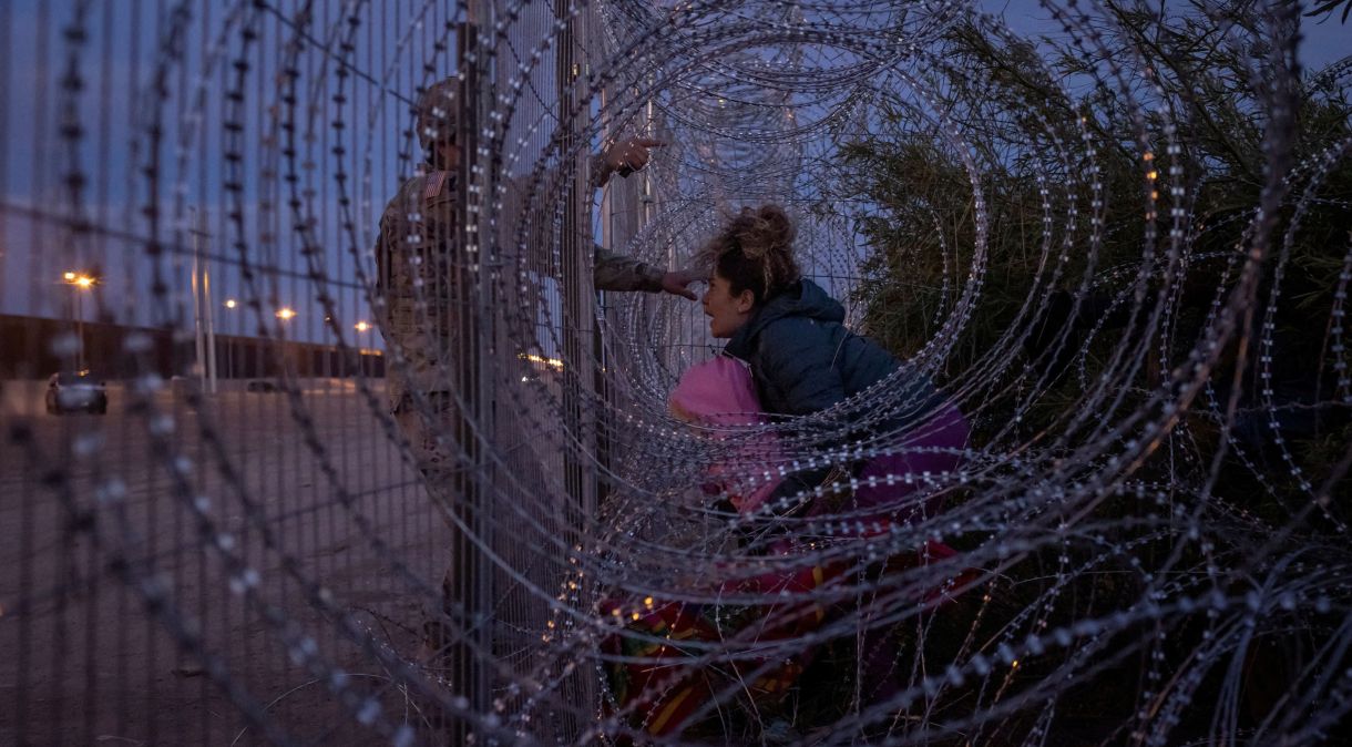 Imigrante venezuelana em local de fronteira em El Paso, Texas