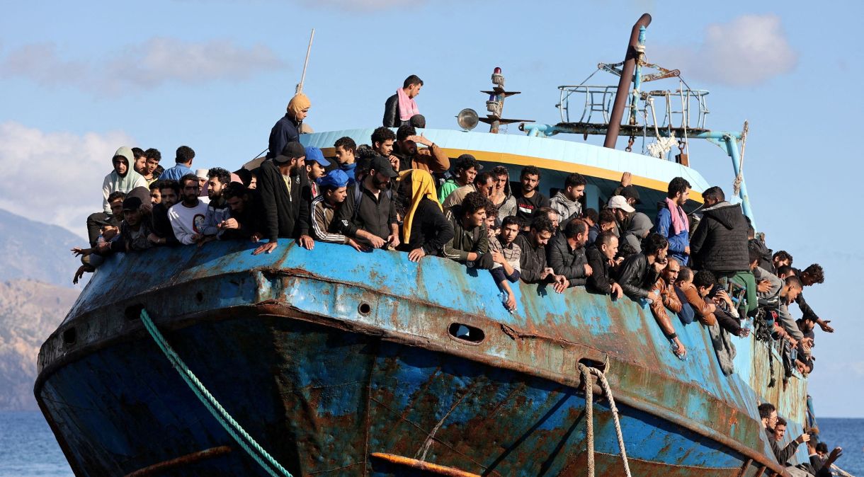 Barco de pesca lotado de imigrantes no porto de Paleochora após operação de resgate na costa da ilha grega de Creta
