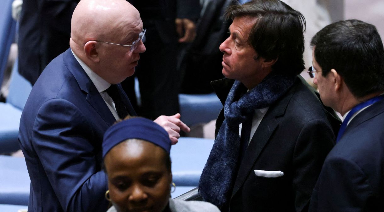 O representante da Rússia nas Nações Unidas, Vassily Nebenzia, fala com o embaixador francês na ONU, Nicolas de Riviere, após reunião do Conselho de Segurança na sede da ONU na cidade de Nova York, EUA