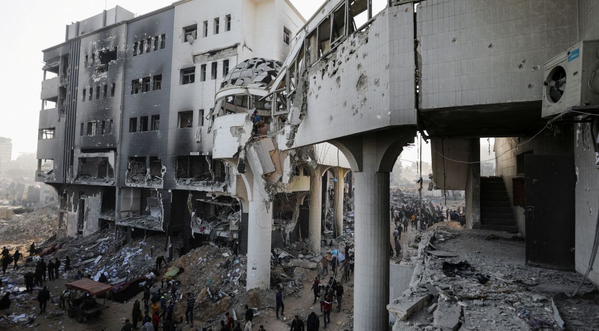 Palestinos inspecionam danos no Hospital Al Shifa após retirada das forças israelenses, na Cidade de Gaza