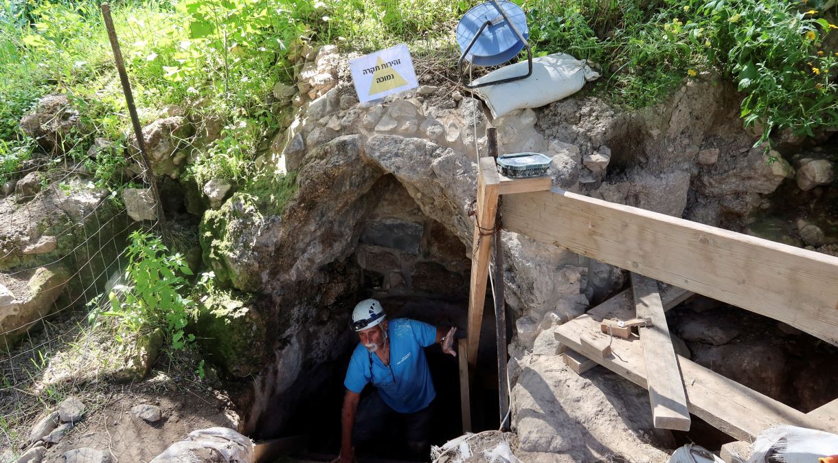 Historiador Yinon Shivtiel na abertura da caverna em Huqoq, Israel
