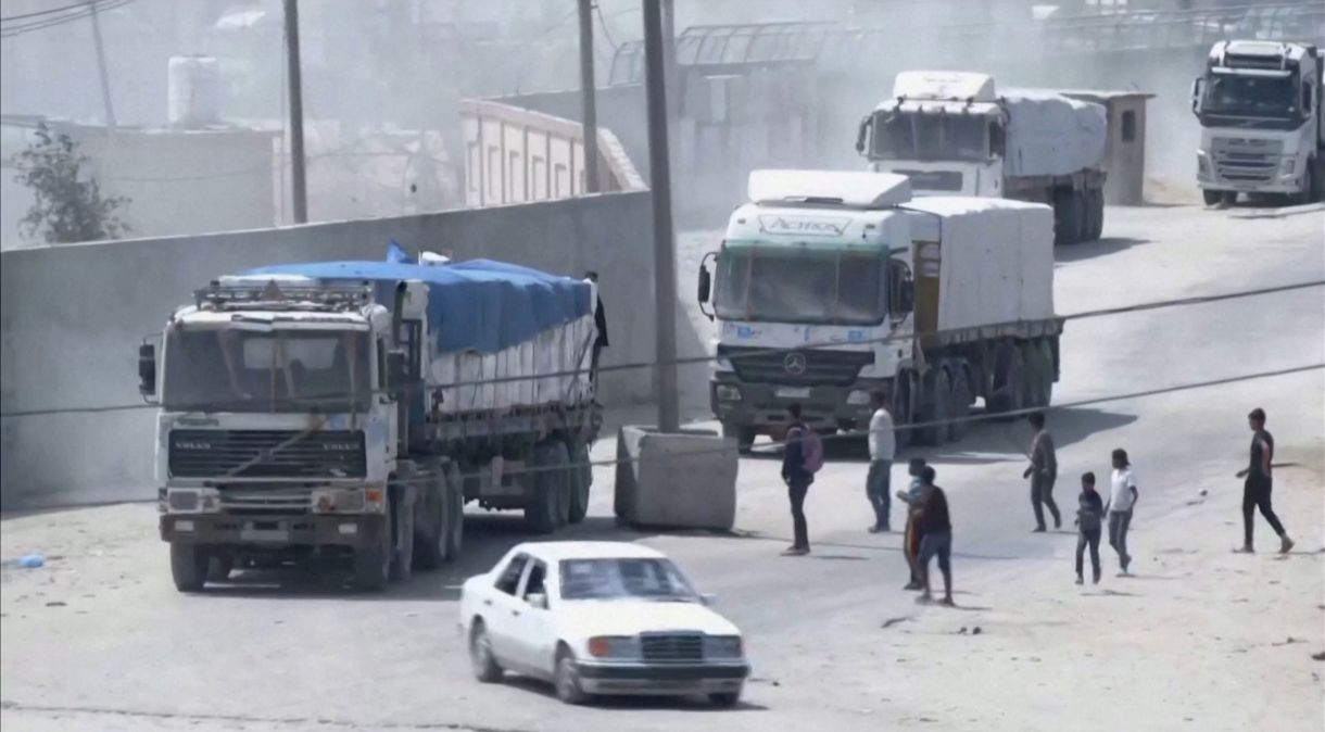 Comboio de caminhões de ajuda chega a Gaza pela passagem de Rafah em grvação de tela tirada de vídeo