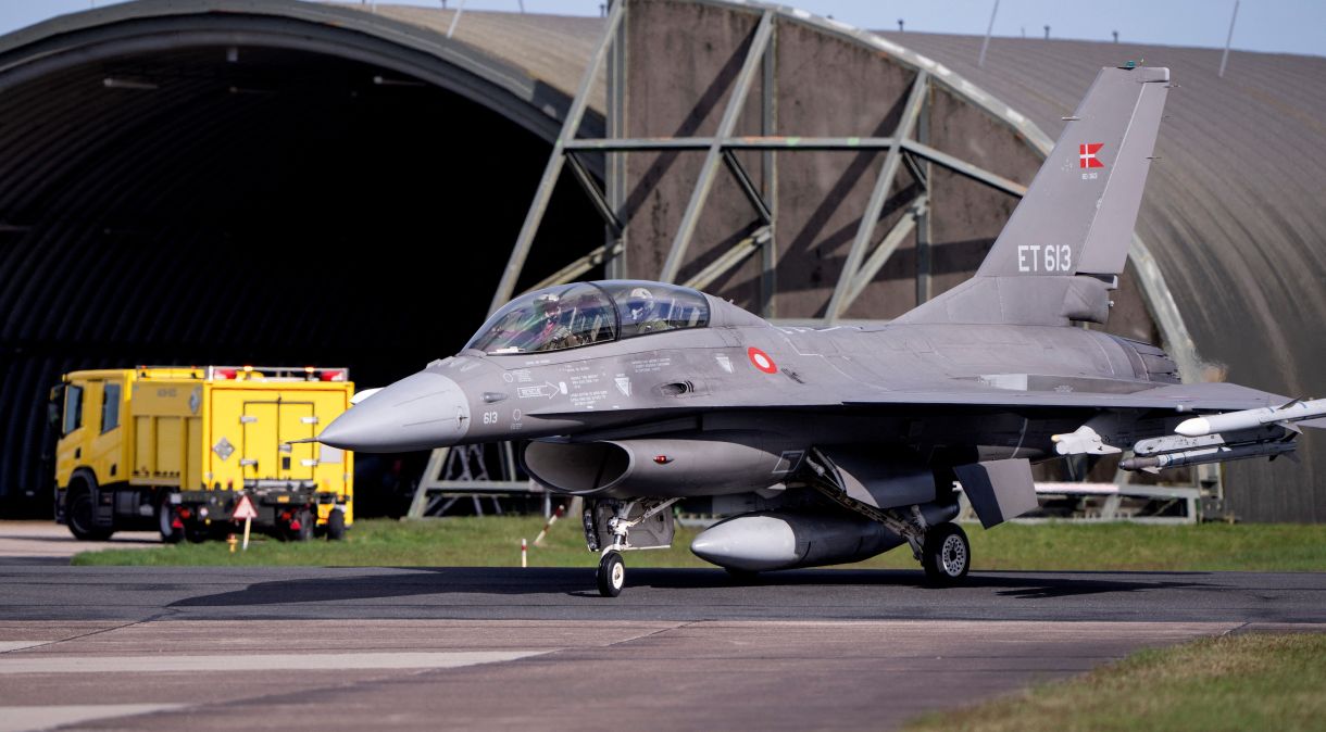 Ministro da Defesa da Argentina Luis Alfonso Petri chega em aeronave F-16 dinamarquesa no Aeroporto Skrydstrup