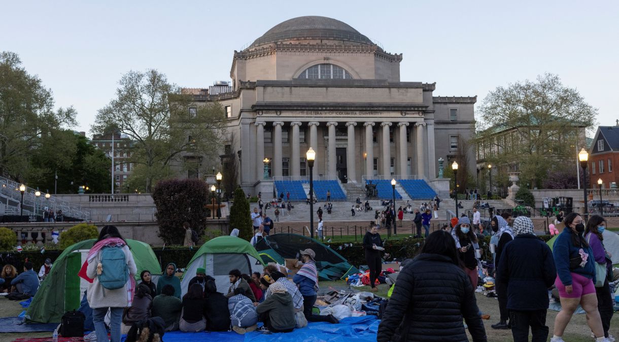 Estudantes se preparam para passar mais uma noite mantendo um acampamento no campus da Universidade Columbia em protesto como apoio aos palestinos