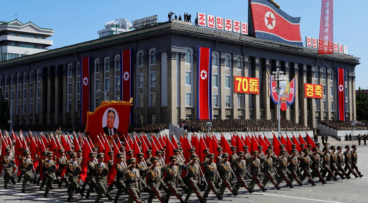 Soldados marcham com o retrato do fundador norte-coreano Kim Il Sung em desfile militar para marcar aniversário da fundação do país em Pyongyang, Coreia do Norte