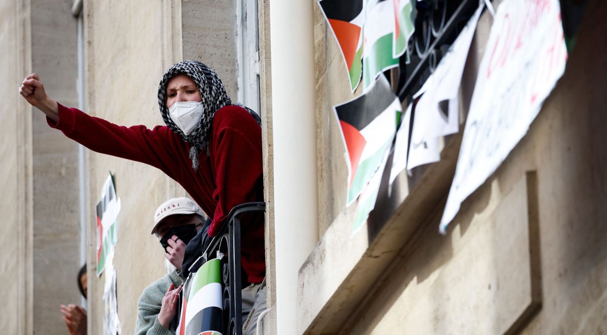 Estudantes pró-palestinos protestam na universidade francesa Sciences Po, em Paris