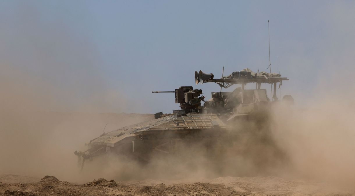Blindado israelense manobra junto à fronteira com Gaza